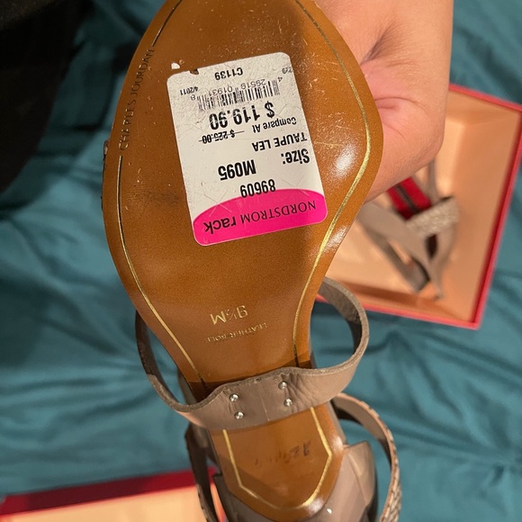 Charles Jourdan Gia Sandal in Taupe. - Picture 4 of 7